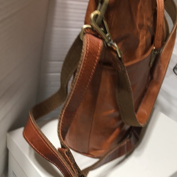Berliner Sofia leather crossbody bag with 2 outside slip pockets and pouch. NWOT - Picture 8 of 14